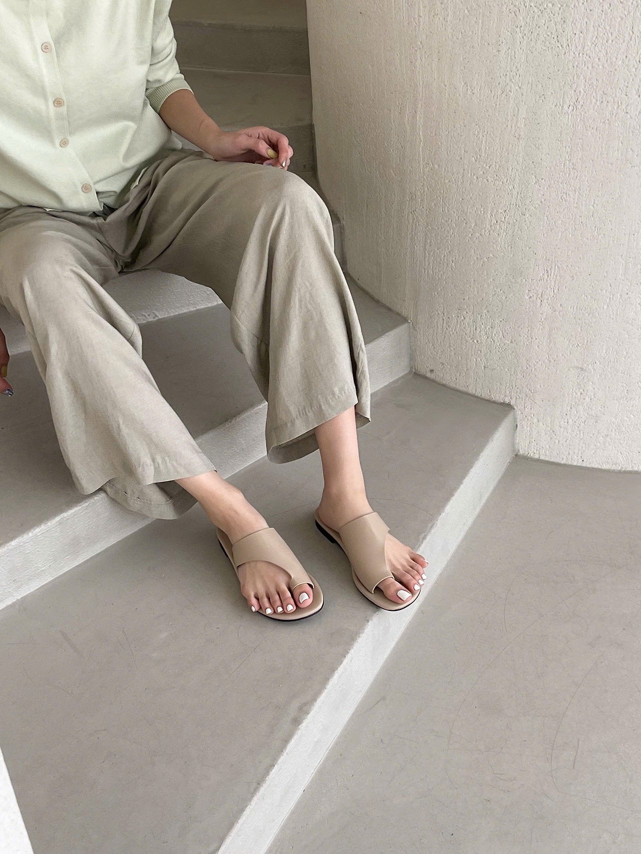 레더 썸토우 플랫 슬리퍼