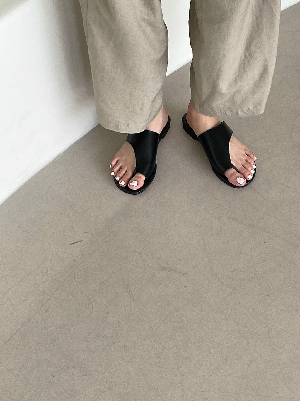 레더 썸토우 플랫 슬리퍼