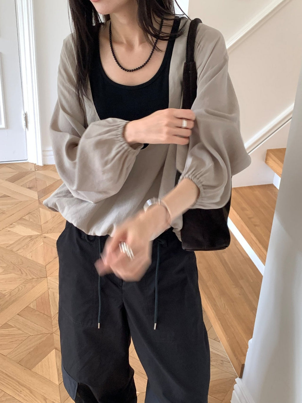 스쿱넥 셔링 루즈핏 블라우스