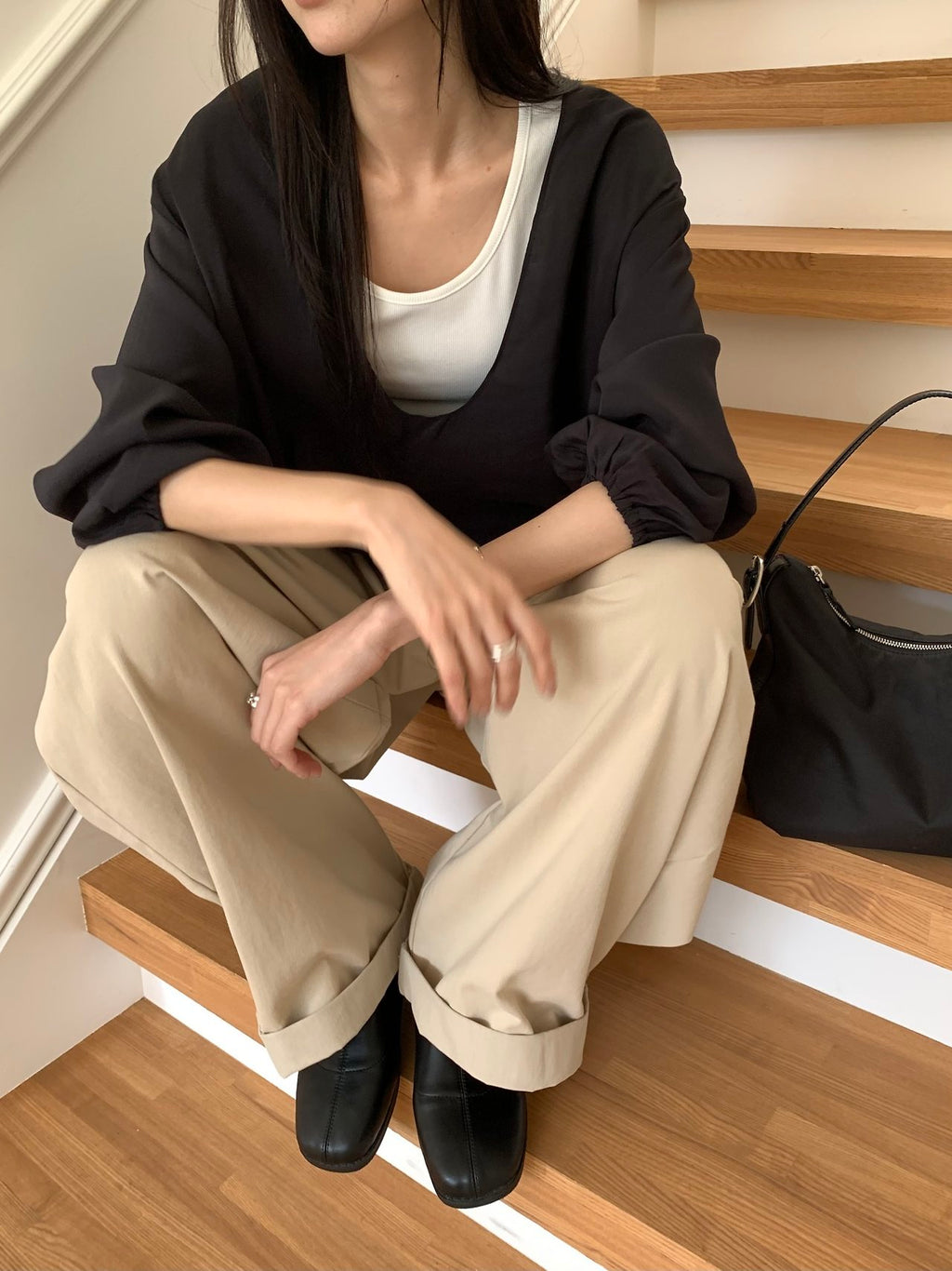 스쿱넥 셔링 루즈핏 블라우스