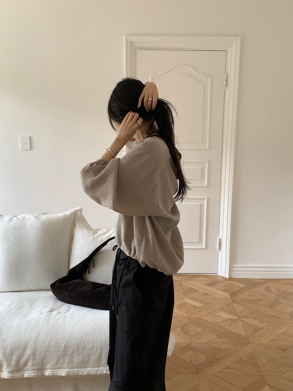 스쿱넥 셔링 루즈핏 블라우스
