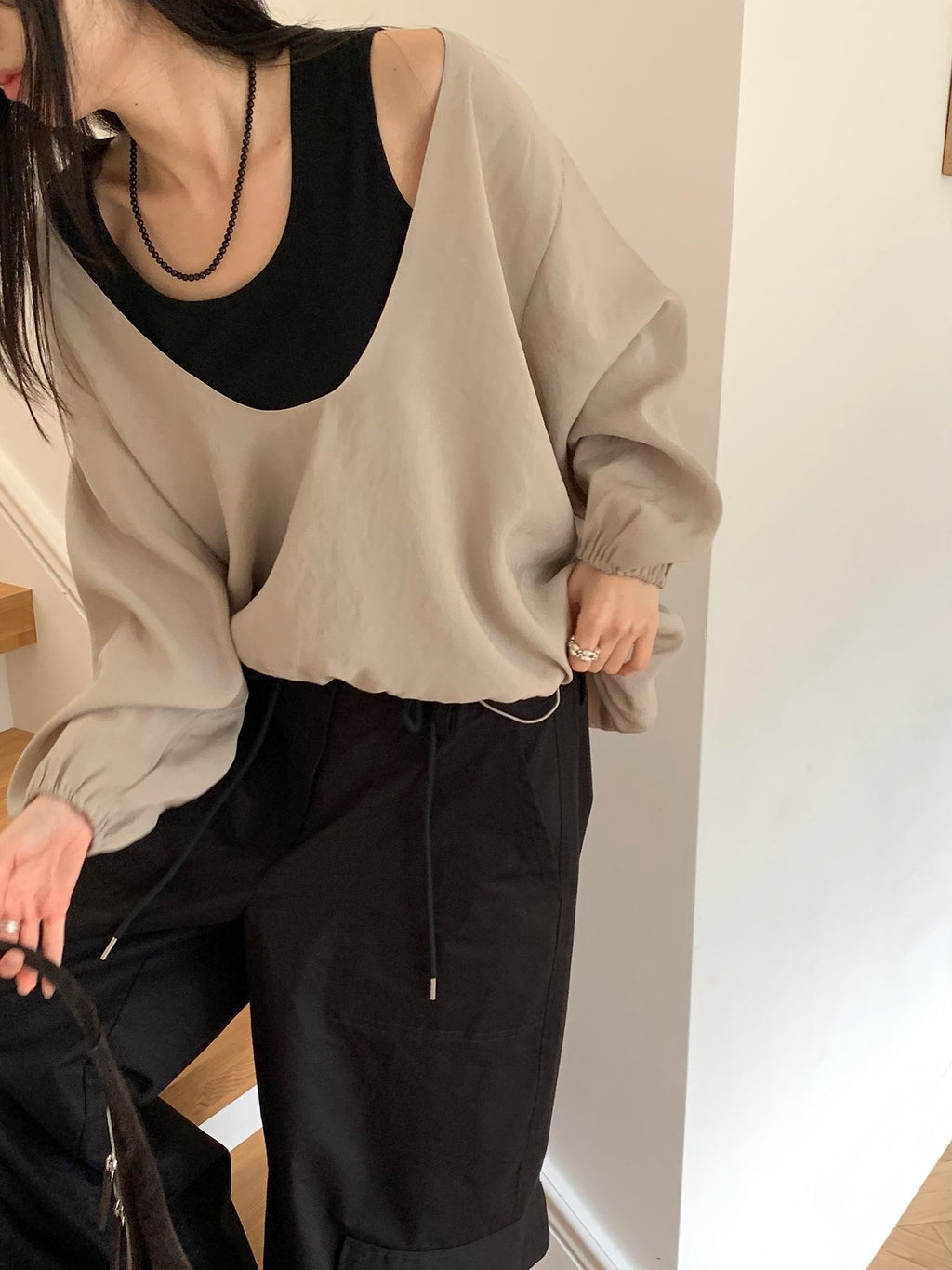 스쿱넥 셔링 루즈핏 블라우스