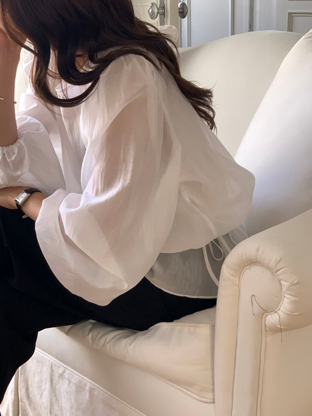 루미너스 스트링 퍼프 블라우스