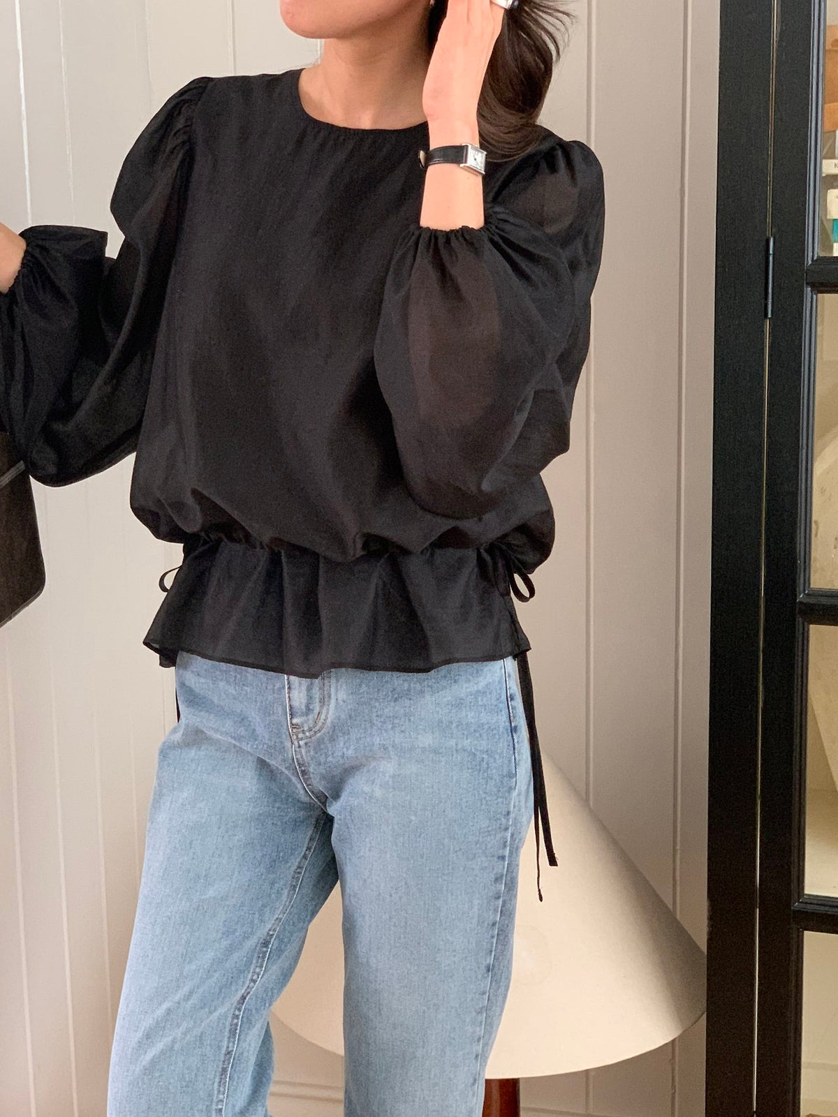 루미너스 스트링 퍼프 블라우스